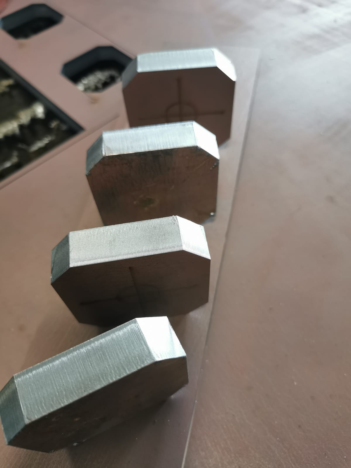 Elementy stalowe po cięciu